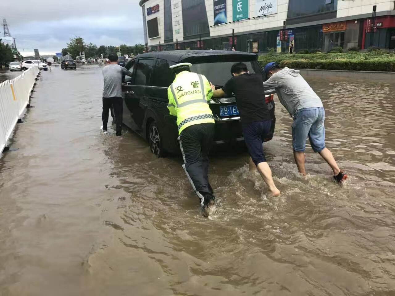 大连大暴雨最新，城市应对与居民生活影响